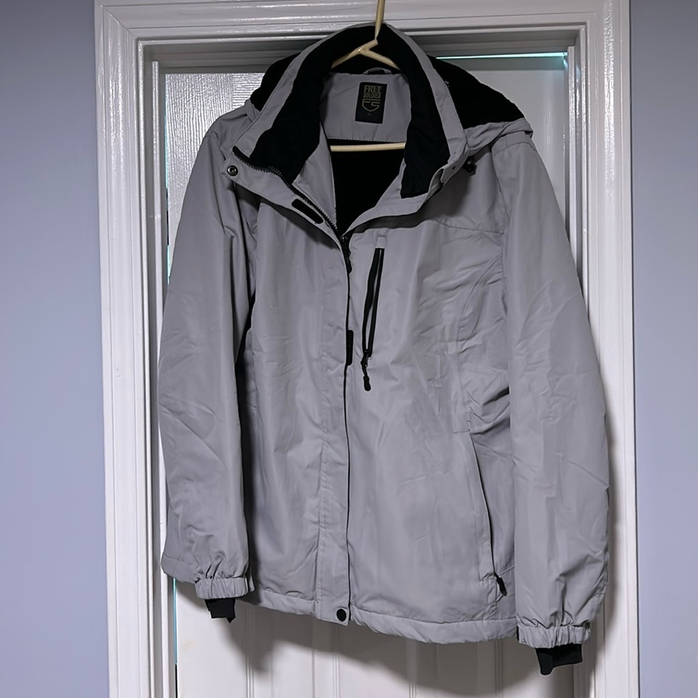 Free Soldier women’s ski coat with gusseted waist & detachable hood